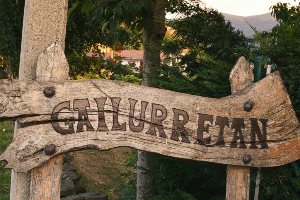 Cartel de la casa rural Gailurretan en Karrantza