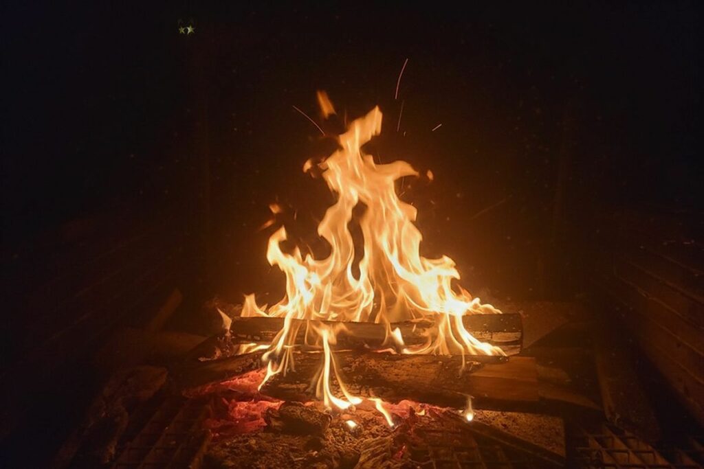 Chimenea encendida gailurretan — Gailurretan, Valle de Karrantza