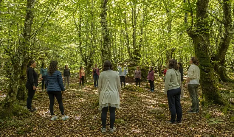Retiro de pequeño grupo rodeado de naturaleza en Karrantza