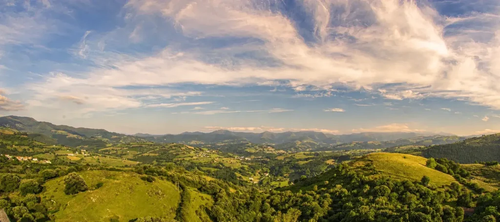 Vista panorámica del Valle de Karrantza desde Pozalagua, con prados, caseríos y montañas de Bizkaia